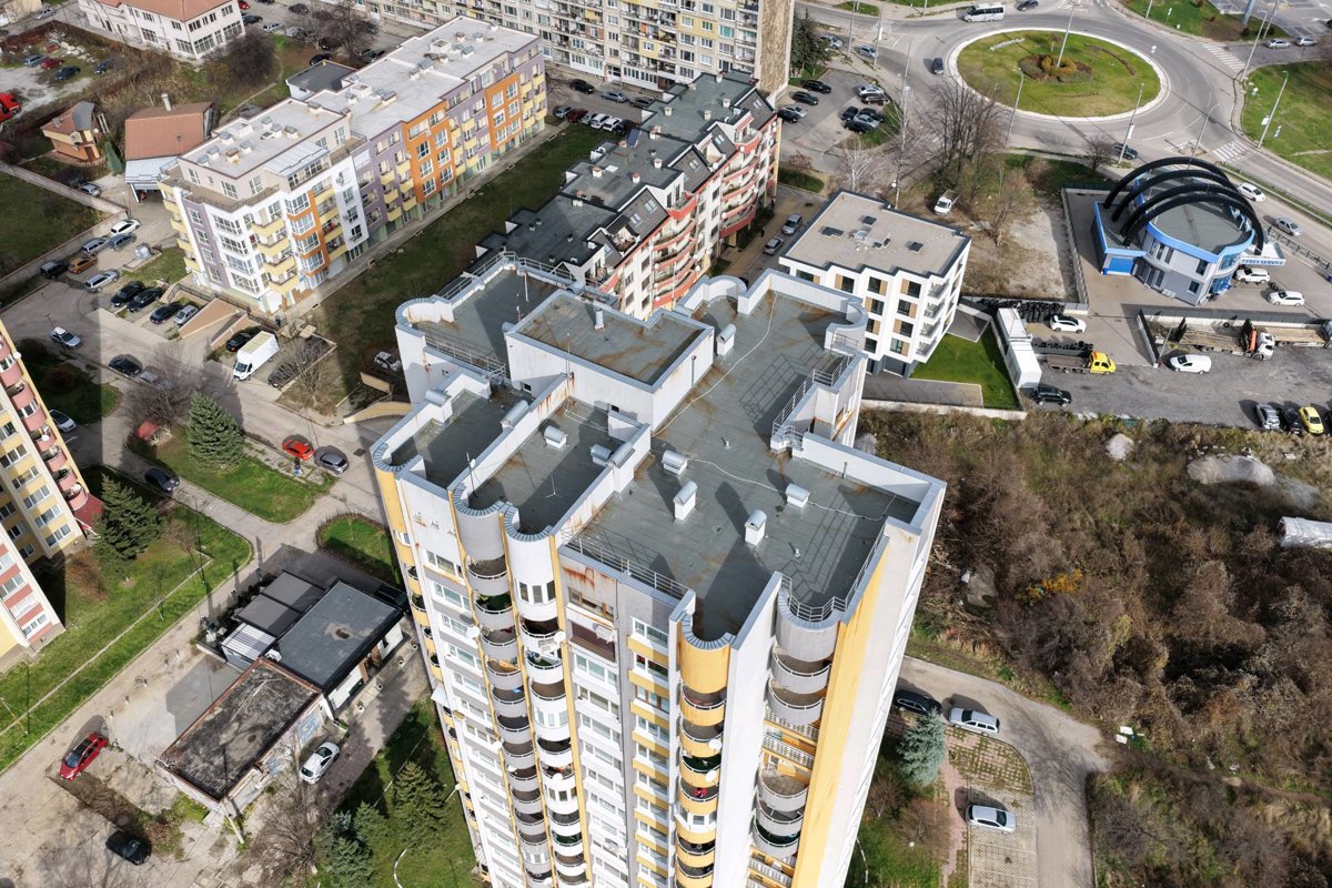 Паркинга до магазин Фантастико Автосервиз Леки и Товарни