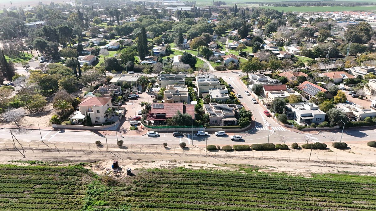 שרון בלון bomb shelter